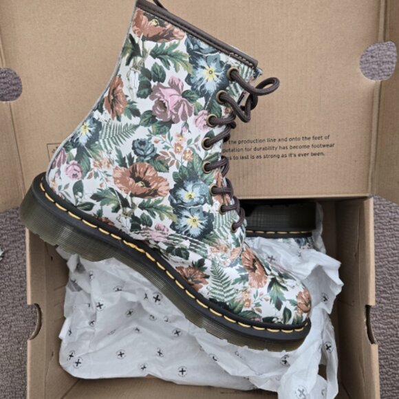 NWT Dr. Martens Leather Boots - Picture 2 of 9